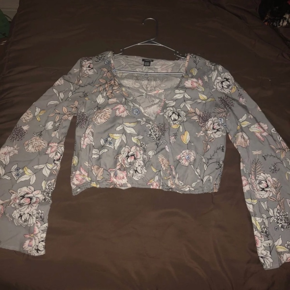 Pretty grey/floral top rue21 medium
